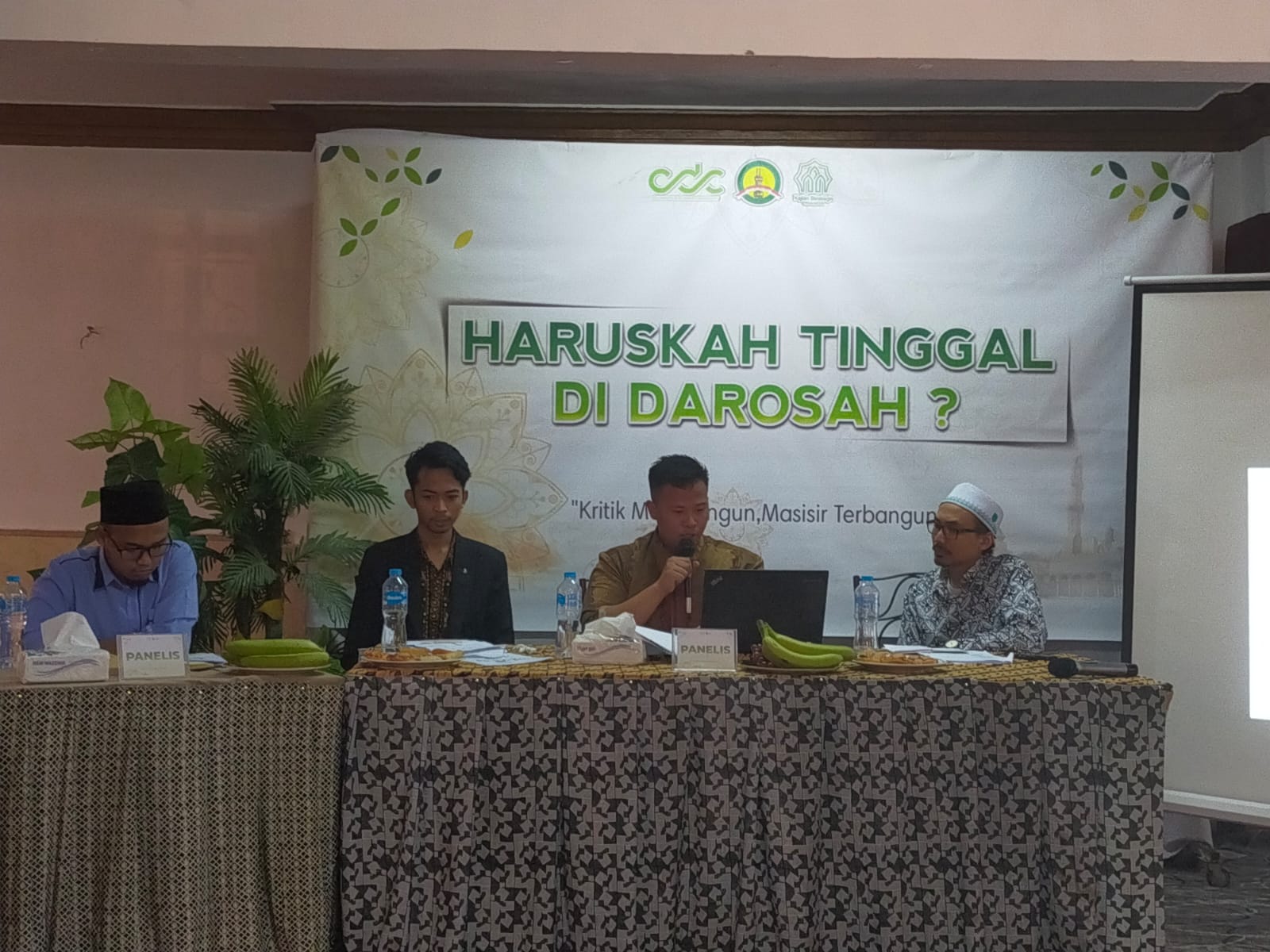 Fikri memaparkan materi di sesi 1 SDC. (Sumber: Dokumentasi Informatika/Azmi)